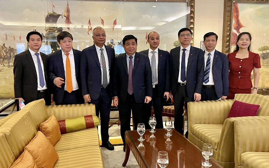 Bộ trưởng Bộ Kế hoạch và Kl99ok phiên bản mới Nguyễn Chí Dũng làm việc với đại diện Kl994 game bài casino hấp dẫn Adani. (Ảnh: MPI)
