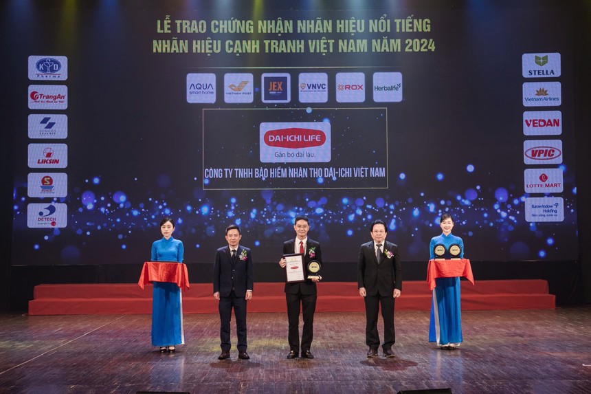 Ông Ngô Việt Phương – Phó tổng giám đốc Kl992 VIP Trang Chủ 2026 Dai-ichi Life Việt Nam nhận giải “Top 10 Nhãn hiệu nổi tiếng Việt Nam 2024” 