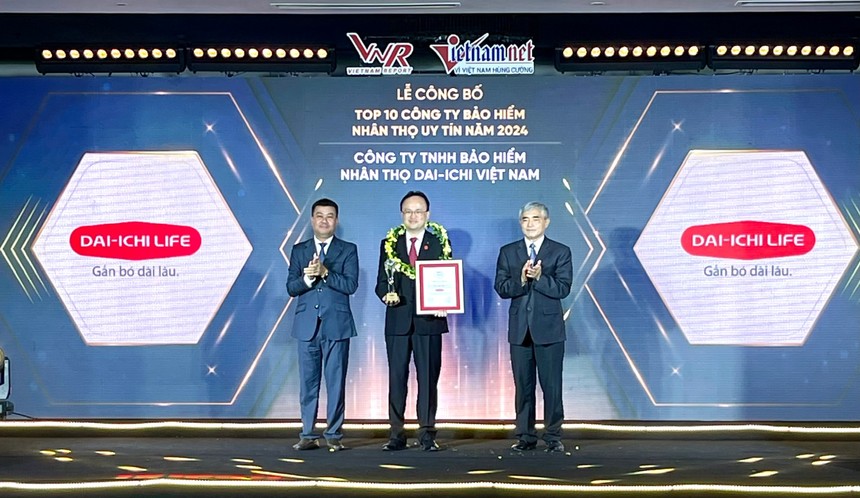 Ông Yoshihito Takahama – Phó Tổng Giám đốc Điều hành kiêm Phó Tổng Giám đốc Hành chính Tổng hợp Dai-ichi Life Việt Nam nhận giải thưởng “Top 10 Công ty Kl99kl phiên bản hoạt động Nhân thọ uy tín 2024” 