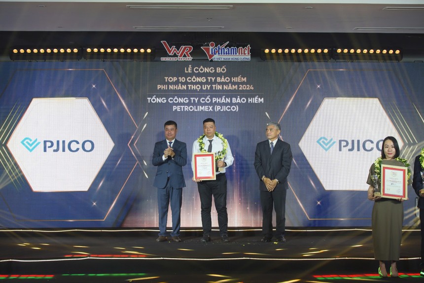 Ông Trần Hoài Nam – Phó Tổng Giám đốc PJICO đại diện nhận bằng chứng nhận Top 10 Kl99kl phiên bản hoạt động Phi nhân thọ Uy tín năm 2024