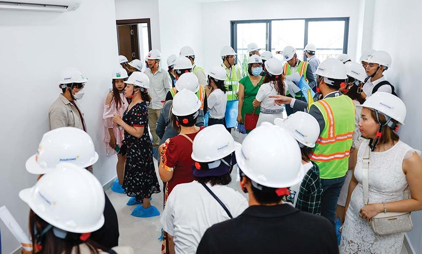 Khách hàng mua nhà được hưởng lợi trong cuộc cạnh tranh về giá của các chủ Kl99ok phiên bản mới dự án. (Ảnh: G.H)