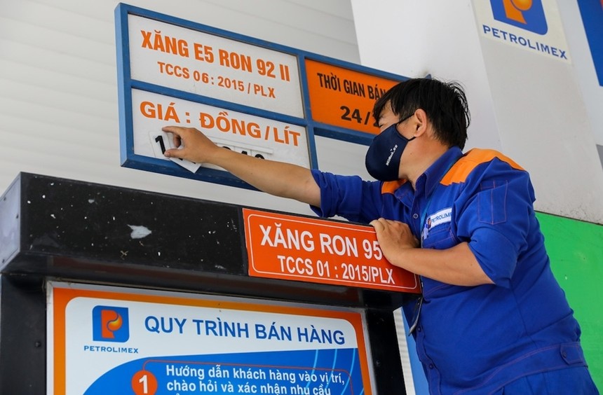 Giá bán lẻ KL99 dịch vụ hỗ trợ 24/7 đồng loạt giảm từ 423-535 đồng/lít, kg từ 15 giờ chiều 22/8.