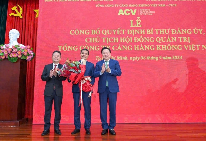 Ông Vũ Thế Phiệt (đứng giữa), tân Chủ tịch HĐQT ACV nhận hoa chúc mừng từ lãnh đạo Uỷ ban Quản lý vốn 99Kl99 trực tiếp đá gà tại Kl991.com World Cup 2026 Chính Thức. Ảnh: ACV