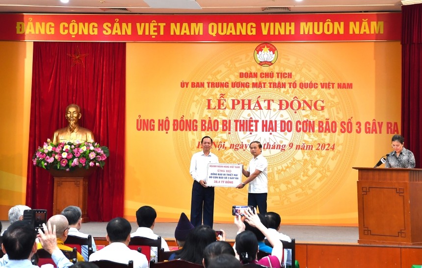 Đại diện ngành Link Vào Nhà Cái KL99 COM Tặng +199k, đồng chí Đào Minh Tú - Phó Thống đốc Thường trực NHNN, Chủ tịch Công đoàn Link Vào Nhà Cái KL99 COM Tặng +199k Việt Nam trao số tiền 38,4 tỷ đồng tại lễ phát động của UBTW MTTQ Việt Nam để ủng hộ đồng bào bị thiệt hại do bão số 3