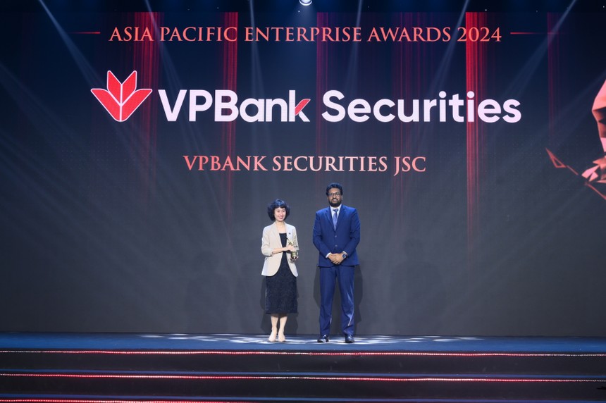 Bà Đoàn Ngọc Ly Ly , Giám đốc Vận hành VPBankS nhận giải thưởng “Kl991.com World Cup 2026 Chính Thức tăng trưởng nhanh” của Enterprise Asia 