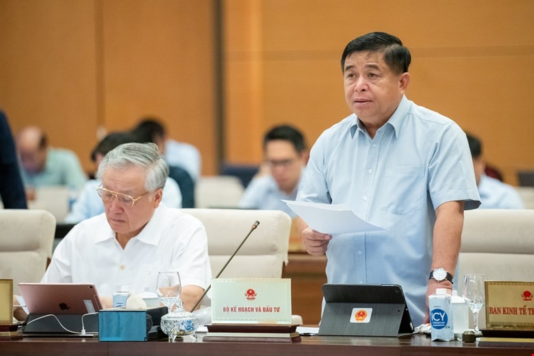 Bộ trưởng Bộ Kế hoạch và Kl99ok phiên bản mới Nguyễn Chí Dũng trình bày báo cáo.