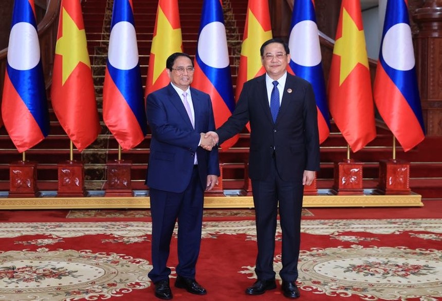 Thủ tướng Kl993 ưu đãi thưởng hấp dẫn Phạm Minh Chính và Thủ tướng Lào Sonexay Siphandone. Ảnh: Nhật Bắc 