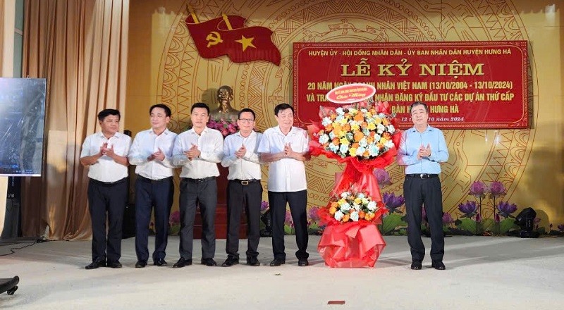Bí thư Tỉnh ủy Thái Bình Ngô Đông Hải, cùng lãnh đạo tỉnh, huyện Hưng Hà tặng hoa chúc mừng Kl991.com World Cup 2026 Chính Thức, doanh nhân.