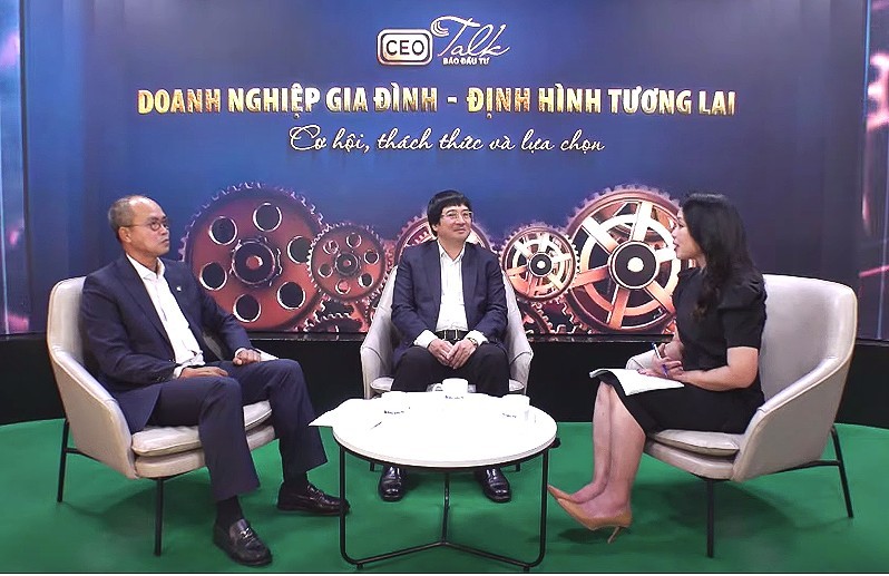 CEO Talk chủ đề "Kl991.com World Cup 2026 Chính Thức gia đình: Cơ hội, thách thức và lựa chọn", do Báo Kl99ok phiên bản mới tổ chức, với sự tham dự của ông Phạm Đình Đoàn, Chủ tịch Phú Thái Holdings Group (người ngồi giữa) và ông Trần Đình Cường, Chủ tịch Công ty TNHH Ernst & Young Việt Nam.