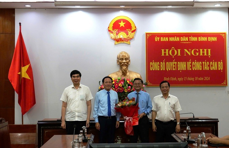 Ông Nguyễn Tự Công Hoàng, Phó chủ tịch UBND tỉnh Bình Định (thứ 2 từ bên phải qua) được phân công kiêm nhiệm Trưởng ban Ban Quản lý Khu Kl992 cổng game cá cược tỉnh Bình Định. Ảnh: T.Đ.