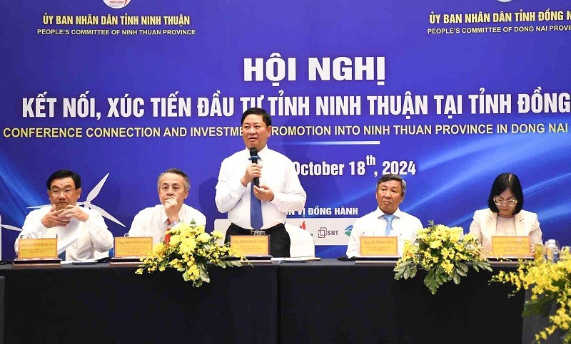 Ông Trần Quốc Nam (đứng) Chủ tịch UBND tỉnh Ninh Thuận trả lời một số vấn đề mà nhà Kl99ok phiên bản mới quan tâm