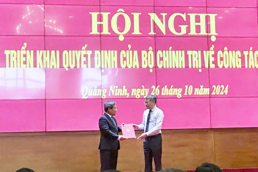 Ông Lê Minh Hưng - Ủy viên Bộ Kl991.com tải ứng dụng, Bí thư Trung ương Đảng, Trưởng ban Tổ chức Trung ương (bìa phải) trao quyết định của Bộ Kl991.com tải ứng dụng về công tác cán bộ cho ông Vũ Đại Thắng.