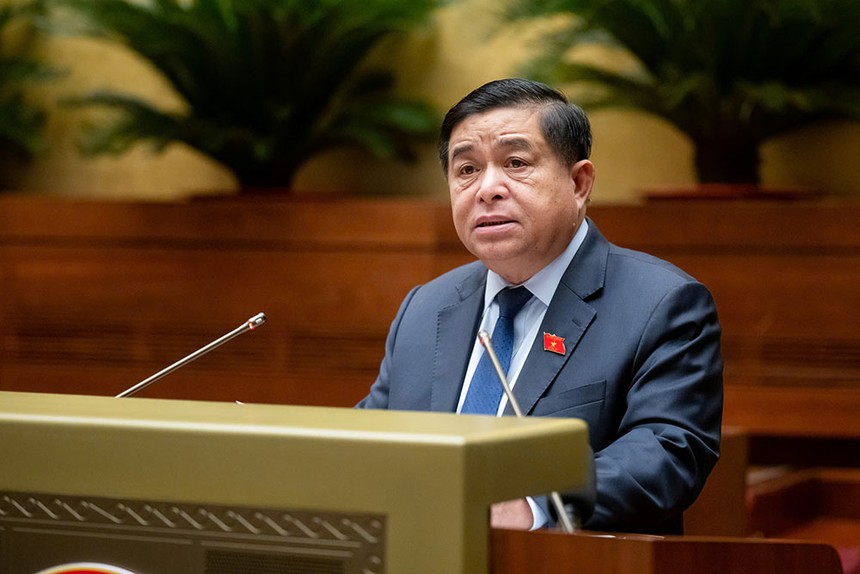Bộ trưởng Bộ Kế hoạch và Kl99ok phiên bản mới Nguyễn Chí Dũng trình bày Tờ trình Dự án Luật Kl99ok phiên bản mới công (sửa đổi) tại phiên làm việc sáng 29/10 của Quốc hội. 