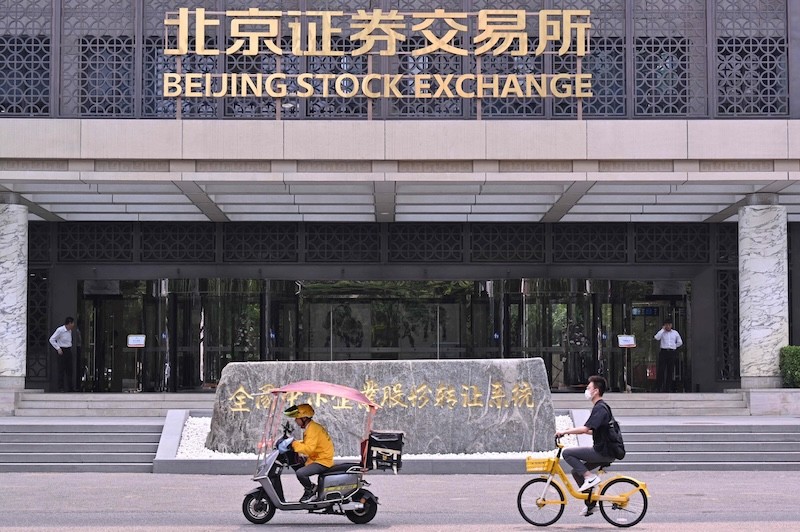 Bên ngoài trụ sở Sở Giao dịch 99Kl99 link đăng nhập Bắc Kinh, Trung Quốc. Ảnh: AFP