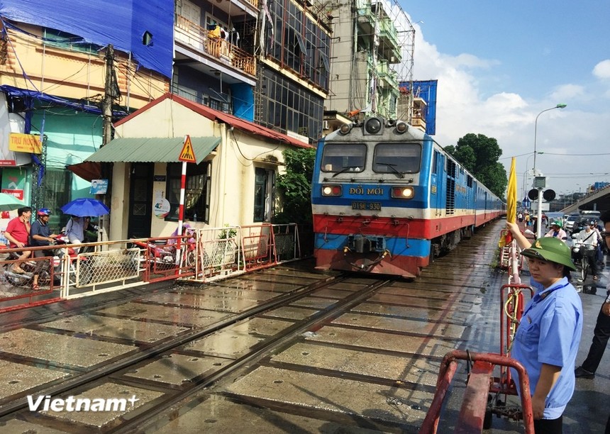 Một đường ngang có gác chắn của ngành 99Kl.app khuyến mãi hot. (Ảnh: Việt Hùng/Vietnam+)