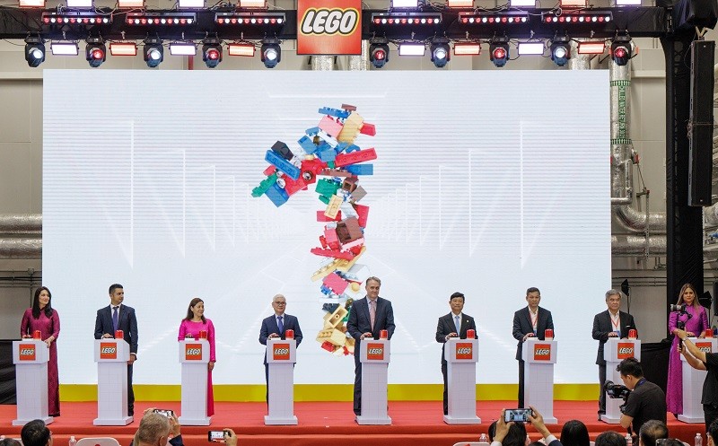 Lãnh đạo tỉnh Bình Dương và lãnh đạo Kl994 game bài casino hấp dẫn LEGO nhấn nút vận hành thử nhà máy Kl994 nhà cái bóng đá world cup đồ chơi trẻ em LEGO.