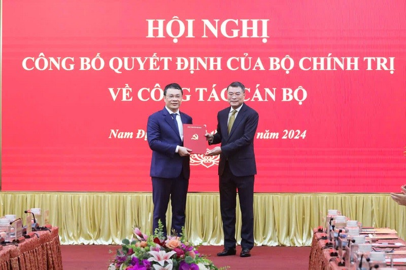 Ông Lê Minh Hưng, Ủy viên Bộ Kl991.com tải ứng dụng, Bí thư Trung ương Đảng, Trưởng Ban Tổ chức Trung ương trao Quyết định cho tân Bí thư Tỉnh ủy Nam Định Đặng Khánh Toàn.
