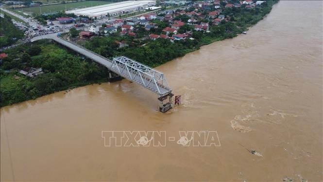 Việc Kl99ok phiên bản mới xây dựng cầu Phong Châu mới nhằm thay thế cầu cũ bị sập. (Ảnh: Tạ Toàn/TTXVN) 