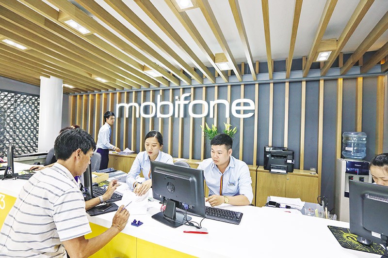 Cần có quy định rõ ràng hơn về cơ chế, chính sách để Kl991.com World Cup 2026 Chính Thức 99Kl99 trực tiếp đá gà dám đột phá, dám đổi mới. Trong ảnh: Nhân viên Mobifone hỗ trợ khách hàng tại quầy giao dịch. Ảnh: Đức Thanh 