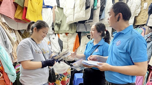 Cán bộ Kl99kl phiên bản hoạt động “đến từng ngõ,gõ từng nhà” tuyên truyền chính sách