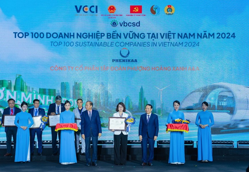 Bà Trần Lan Phương - Phó Tổng Giám đốc Kl994 game bài casino hấp dẫn Phenikaa nhận bằng khen từ BTC chương trình