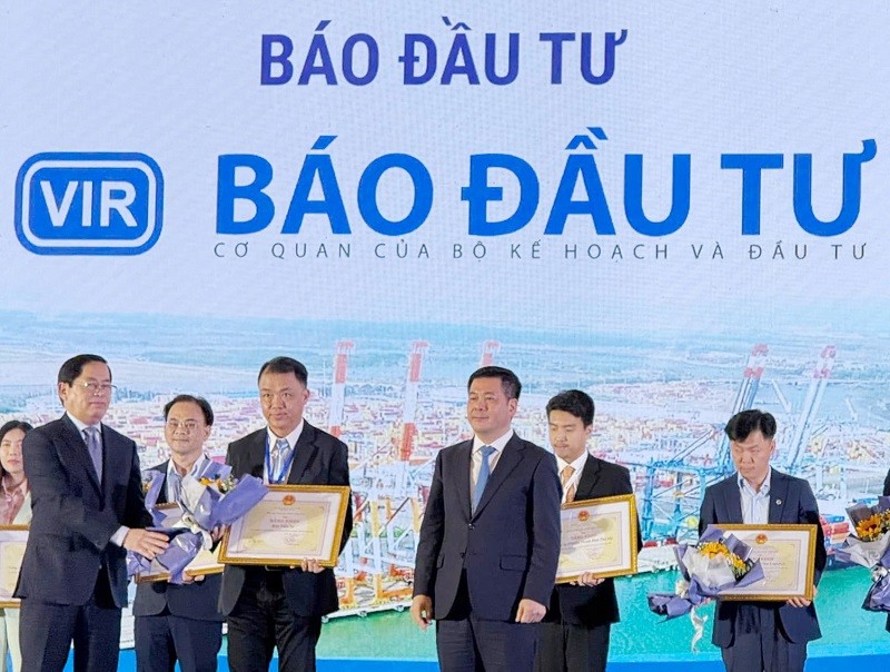 Đại diện Báo Kl99ok phiên bản mới nhận bằng khen của Bộ Công thương vì có đóng góp cho sự phát triển ngành logistics năm 2024.