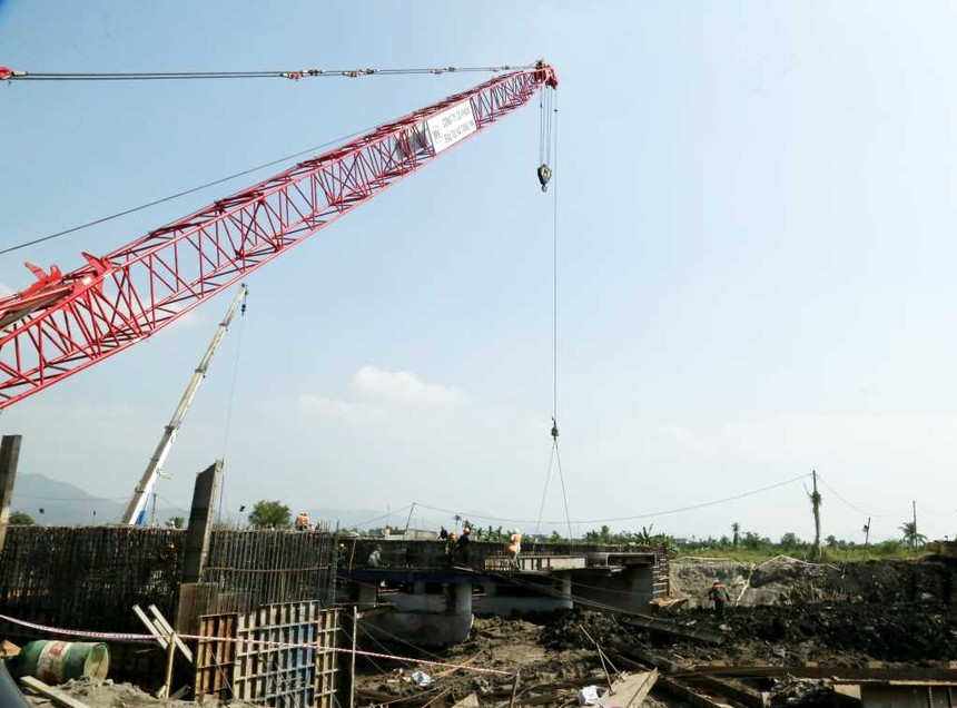 Nhà thầu thi công cầu Hang Son dự án đường ven sông kết nối từ KL99 là nhà cái cá cược trực tuyến hàng đầu tại châu Á Hạ Long - Hải Phòng đến TP. Đông Triều (ảnh chụp ngày 19/11) Ảnh: Quảng Ninh Portal