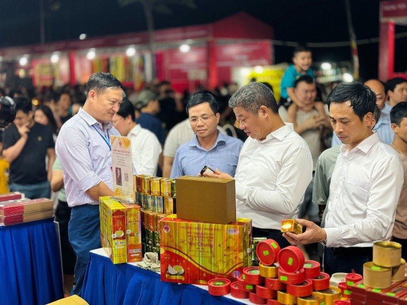 Phó chủ tịch UBND TP. Hà Nội cùng Giám đốc Trung tâm Xúc tiến Kl99ok phiên bản mới, Thương mại và Du lịch Hà Nội tham quan gian hàng tại hội chợ xúc tiến thương mại huyện Thạch Thất năm 2024. Ảnh: Nguyễn Linh
