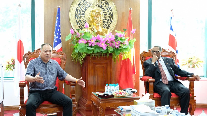 Ông Trương Đình Hải -Chủ tịch HĐQT Kl994 game bài casino hấp dẫn Ngân Tín trao đổi với ông Don Williams tại buổi làm việc