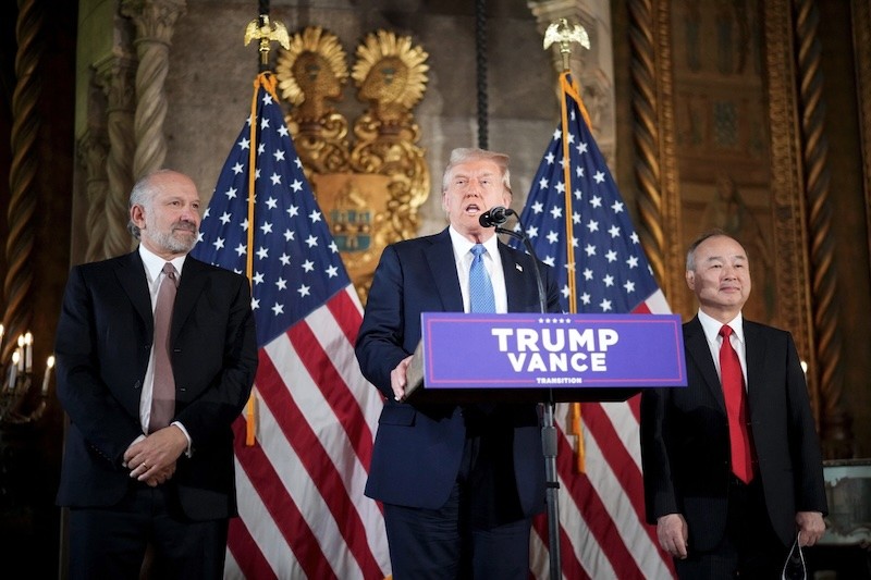 Tổng thống đắc cử Donald Trump công bố khoản cam kết Kl99ok phiên bản mới 100 tỷ USD từ SoftBank tại Mar-a-Lago, bang Florida, Mỹ vào ngày 16/12/2024. Ảnh: AFP 