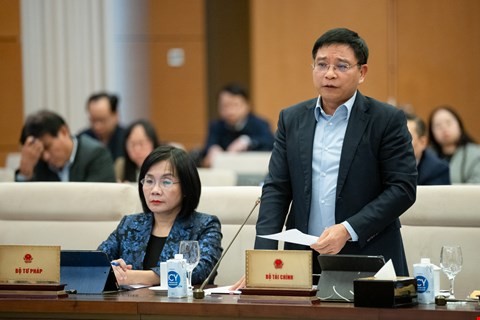 Bộ trưởng Bộ Kl991.com nạp rút nhanh Nguyễn Văn Thắng trình bày tờ trình tại phiên họp.