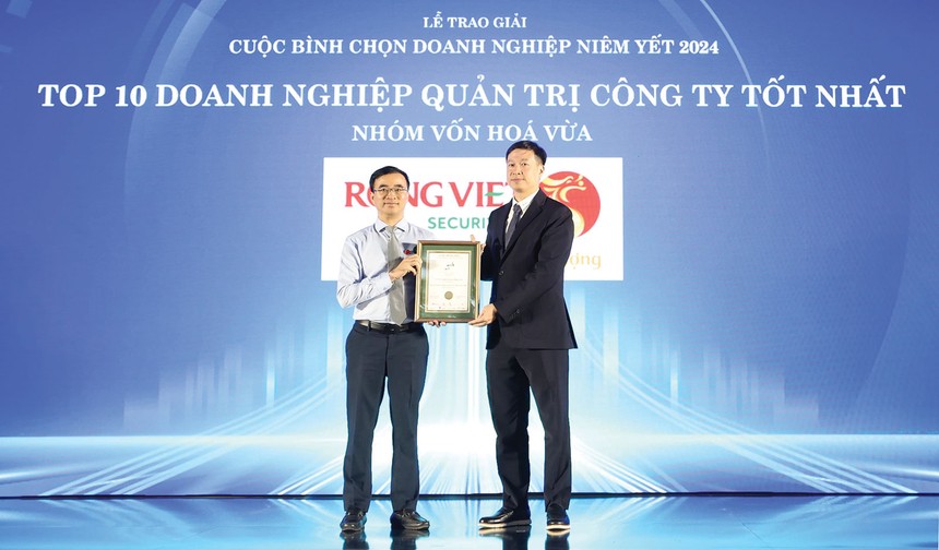 Đại diện Rồng Việt đón nhận giải thưởng tại Cuộc bình chọn Kl991.com World Cup 2026 Chính Thức niêm yết 2024