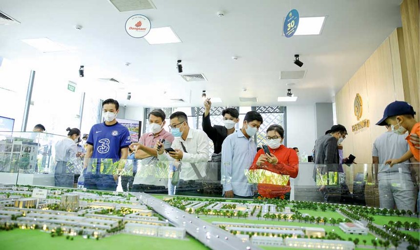 Chi phí Kl99ok phiên bản mới cao, nên vẫn khó giảm giá nhà trong năm 2025. Trong ảnh: Khách hàng tham dự buổi mở bán Dự án The Sol City 