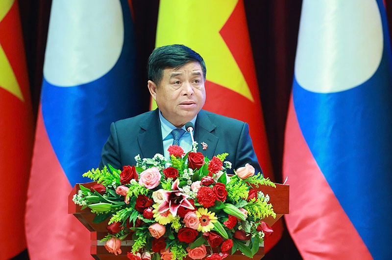 Bộ trưởng Bộ Kế hoạch và Kl99ok phiên bản mới Nguyễn Chí Dũng, Chủ tịch Ủy ban hợp tác Việt Nam - Lào. Ảnh: MPI