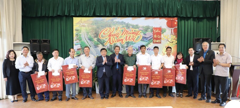 Bộ trưởng Bộ Kế hoạch và Kl99ok phiên bản mới thăm, tặng quà các đối tượng chính sách tại Ninh Thuận 