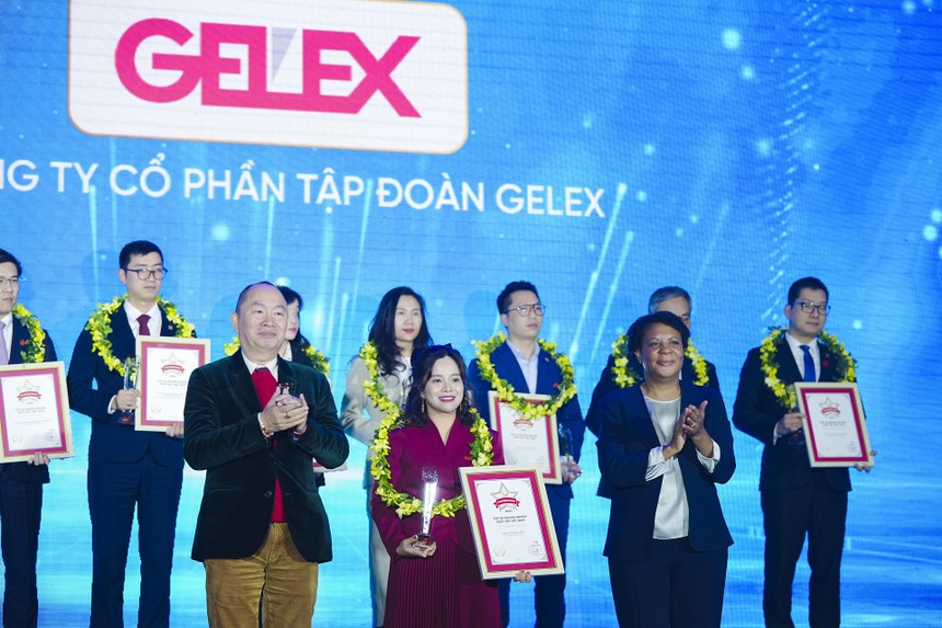 Bà Nguyễn Hồng Nhung - Giám đốc Ban Truyền thông Kl994 game bài casino hấp dẫn GELEX nhận cúp vinh danh và chứng nhận “Top 50 The Best”. 