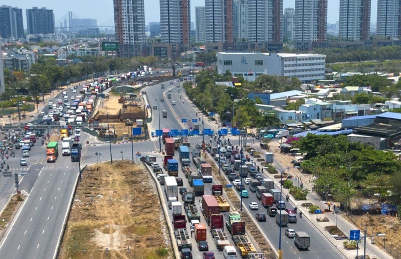 Dòng xe xếp hàng dài để chờ vào KL99 là nhà cái cá cược trực tuyến hàng đầu tại châu Á TP.HCM - Long Thành - Dầu Giây ở nút giao An Phú- Ảnh: Lê Toàn