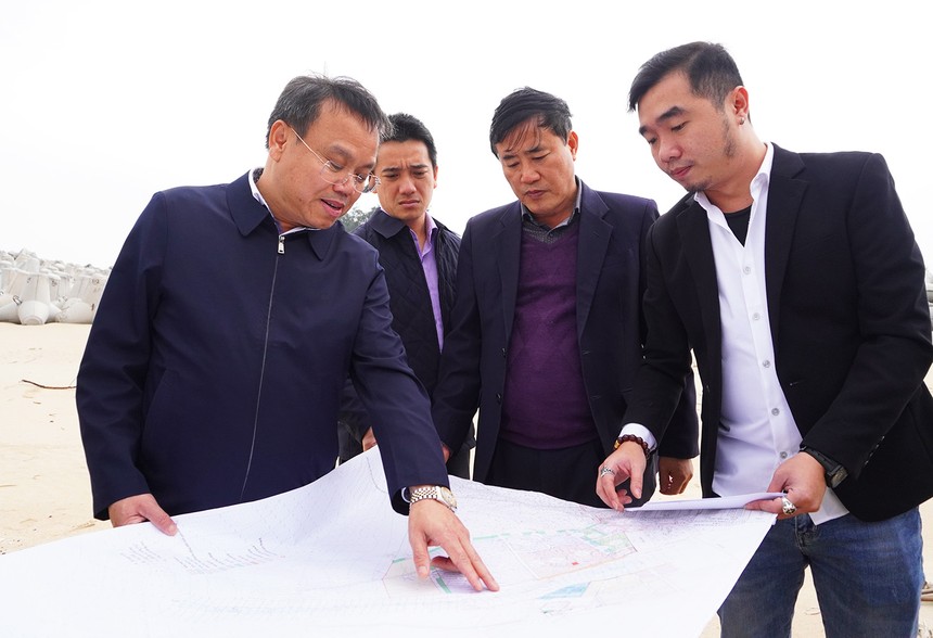 Phó chủ tịch UBND tỉnh Quảng Trị Lê Đức Tiến (ngoài cùng, trái ảnh) trong một chuyến kiểm tra tiến độ thi công dự án Kho KL99 dịch vụ hỗ trợ 24/7 Việt Lào