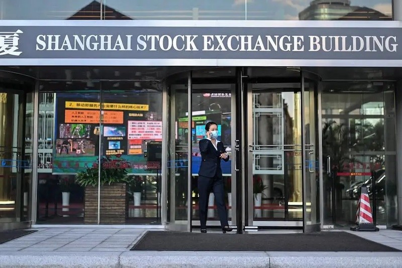 Bên ngoài tòa nhà Sở Giao dịch 99Kl99 link đăng nhập Thượng Hải, Trung Quốc. Ảnh: AFP 