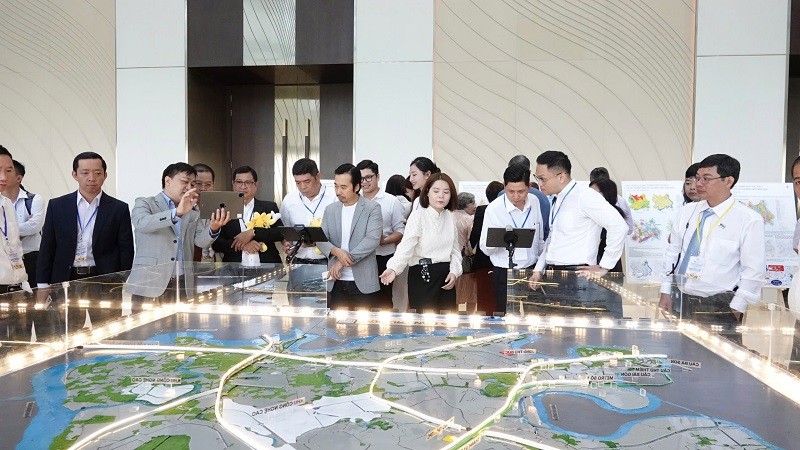 Các nhà Kl99ok phiên bản mới xem sa bàn Đồ án quy hoạch chung TP. Thủ Đức, TP.HCM - Ảnh: Lê Minh
