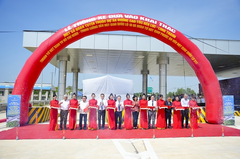 Các đại biểu thực hiện nghi thức cắt băng thông xe 