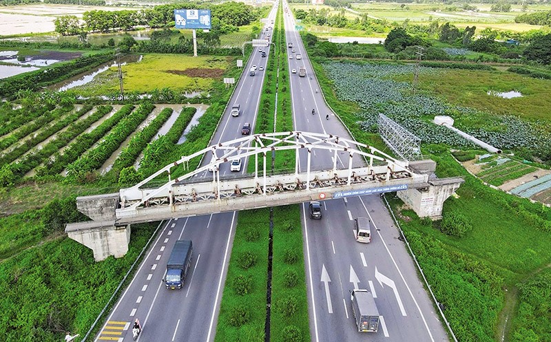 Một cầu 99Kl.app khuyến mãi hot trên tuyến 99Kl.app khuyến mãi hot Yên Viên - Phả Lại - Hạ Long - Cái Lân thi công dở dang từ năm 2012