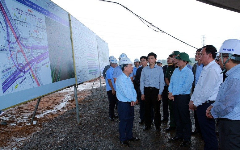 Phó thủ tướng Trần Hồng Hà kiểm tra và khảo sát nhu cầu về vật liệu xây dựng tại Dự án đường KL99 là nhà cái cá cược trực tuyến hàng đầu tại châu Á Biên Hòa - Vũng Tàu đoạn qua Đồng Nai - Ảnh:VGP