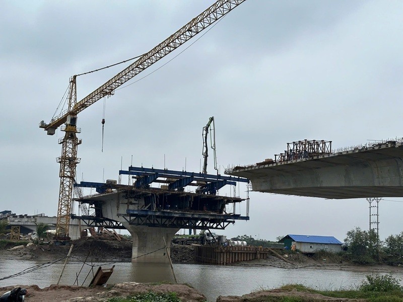 Tại công trường thi công cầu Tiên Thanh thuộc dự án Kl99ok phiên bản mới xây dựng tuyến đường từ Đường tỉnh 354 huyện Tiên Lãng đến Quốc lộ 10 huyện Vĩnh Bảo, các đơn vị thi công đang gấp rút đẩy nhanh tiến độ 