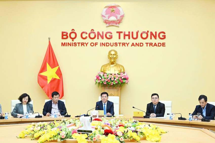 Đại diện UBND tỉnh Bình Định, Đại sứ quán Thụy Điển và Kl994 game bài casino hấp dẫn Syre tại buổi làm việc với lãnh đạo Bộ Công thương. 