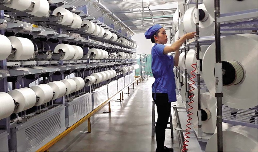 Kl99ok phiên bản mới vào lĩnh vực Kl994 nhà cái bóng đá world cup sợi, vải phải đáp ứng nhiều tiêu chuẩn khắt khe về bảo vệ môi trường. Trong ảnh: Kl994 nhà cái bóng đá world cup tại Công ty cổ phần Sợi Thế Kỷ 