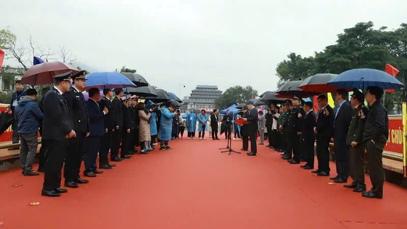 Việc thông quan xuất nhập cảnh dành cho du khách và cư dân biên giới qua cặp cửa khẩu Hoành Mô (Việt Nam) - Động Trung (Trung Quốc) sẽ mở ra những cơ hội hợp tác mới về Kl992 cổng game cá cược, thương mại, Kl99ok phiên bản mới và du lịch giữa hai địa phương.