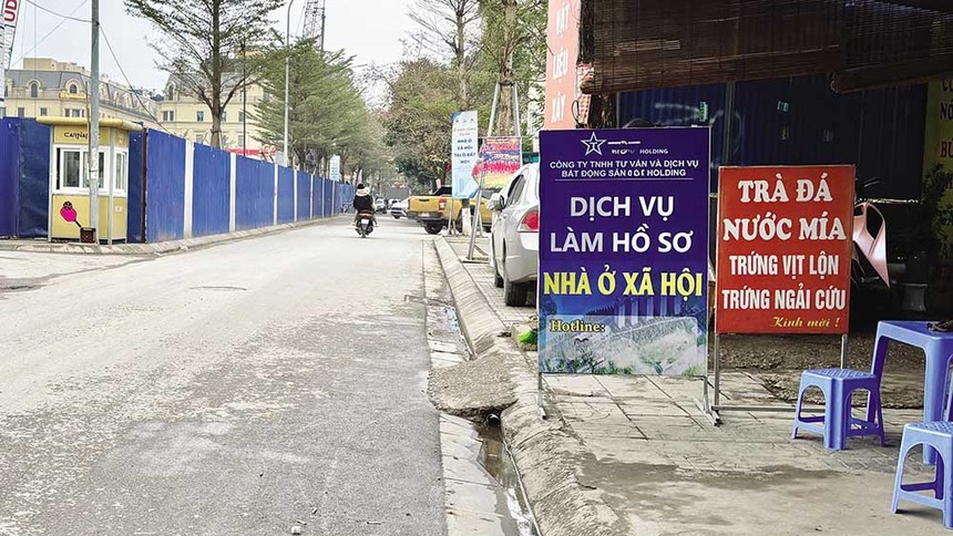 Một đơn vị mở dịch vụ làm hồ sơ ngay trước dự án nhà ở Trang Chủ KL99Com Số 1 Link Đăng Ký KL999 N01 Hạ Đình (Ảnh: Trương Thanh)