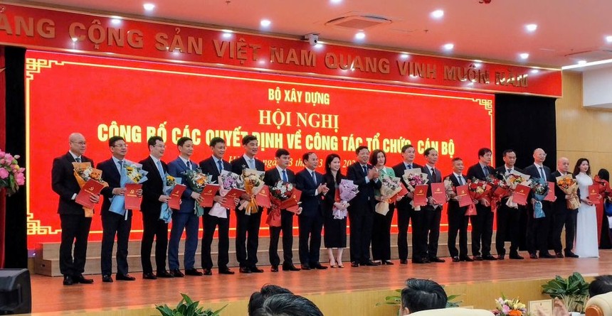 Bộ trưởng Kl99 nổ hũ Trần Hồng Minh trao quyết định cho các cán bộ vừa được bổ nhiệm. 