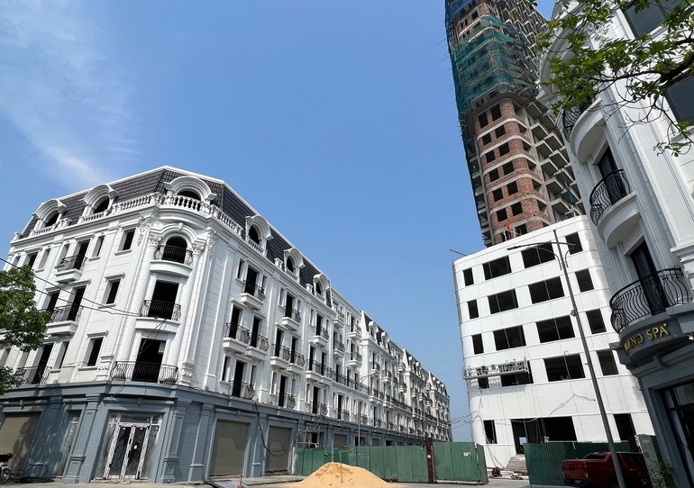 Dự án Tổ hợp nhà phố thương mại Shophouse kết hợp Kl992 VIP Trang Chủ 2026 dịch vụ thương mại, khách sạn nghỉ dưỡng tại phường Đồng Hải, thành phố Đồng Hới đang được nhà Kl99ok phiên bản mới hoàn thiện. 